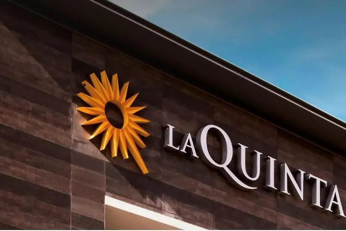 La Quinta & By Wyndham Downtown - Route 66 Hotel