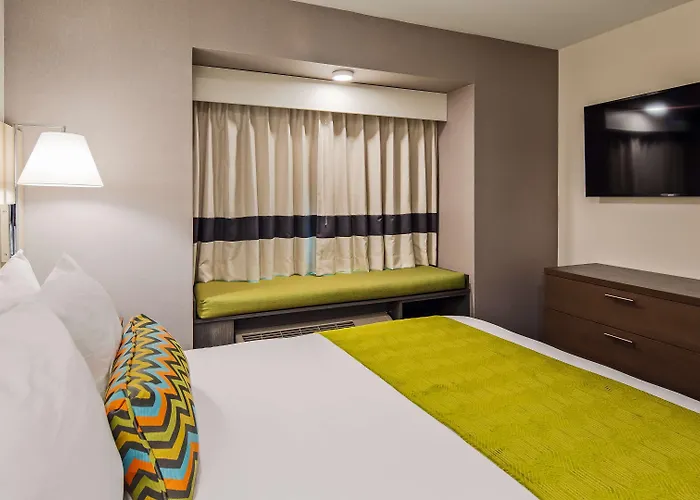La Quinta & By Wyndham Downtown - Route 66 Hotel
