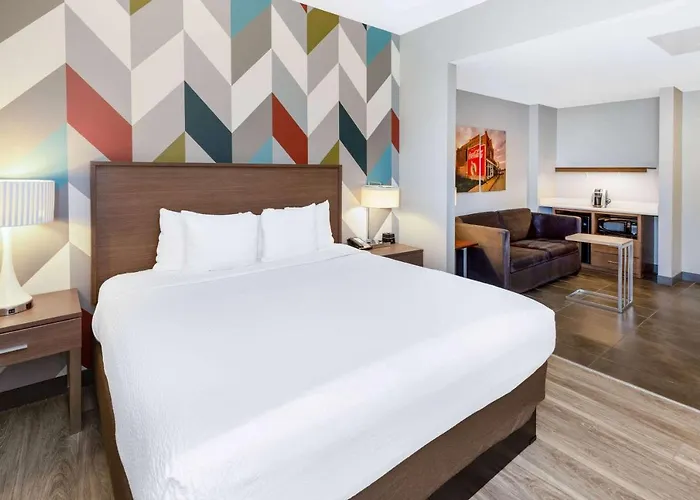 La Quinta & By Wyndham Downtown - Route 66 Hotel