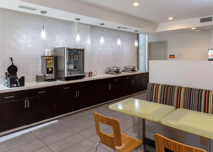 Hotel La Quinta & By Wyndham Downtown - Route 66 3*