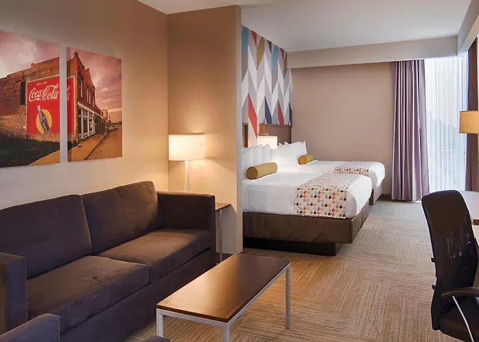 La Quinta & By Wyndham Downtown - Route 66 Hotel
